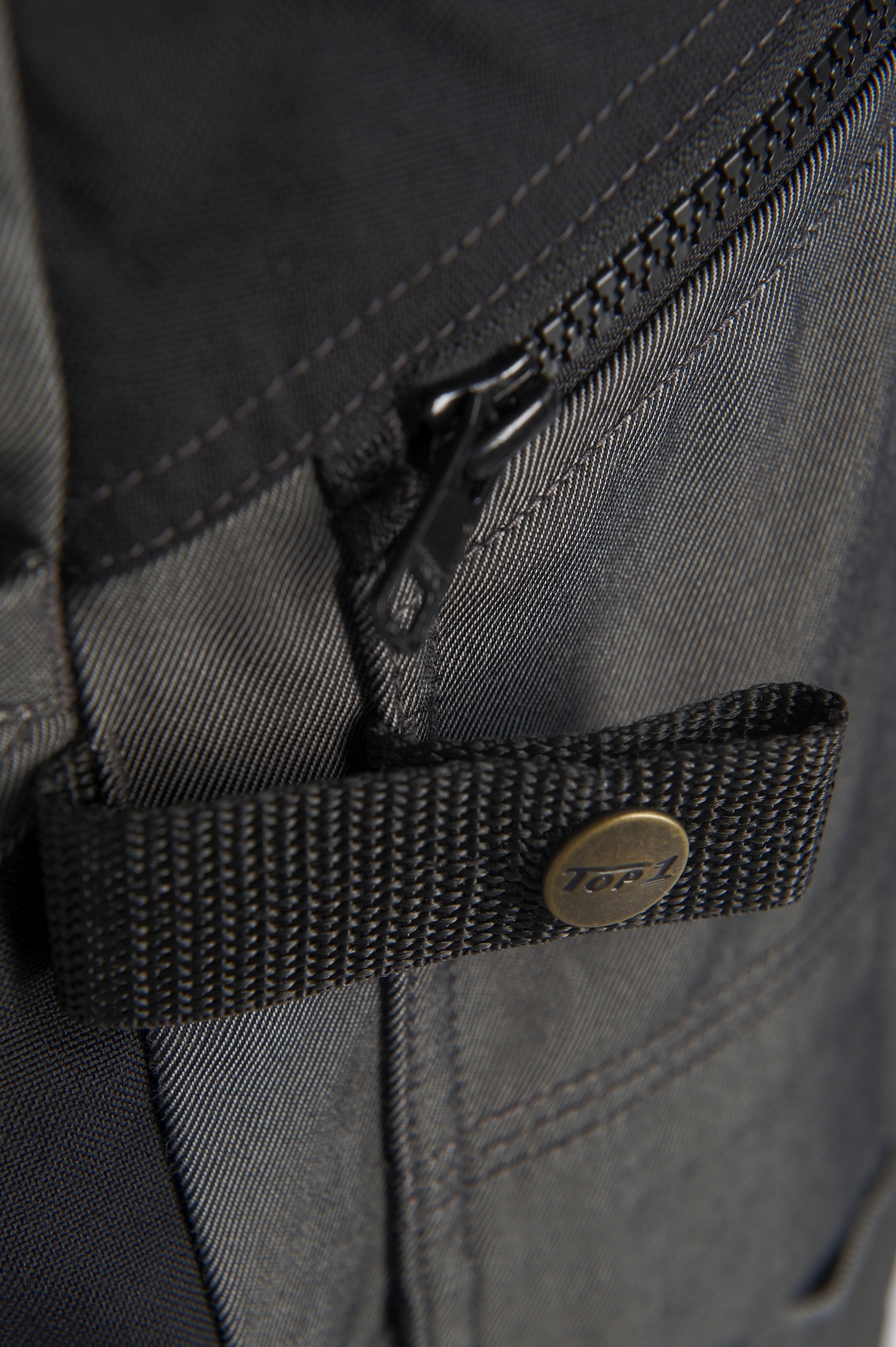EXP09P — Fermeture zippée et boucle porte-outil
